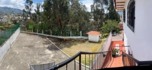 an apartment balcony with a view of a yard at HABITACION MODERNA CON PARQUEO y WIFI in Ambato