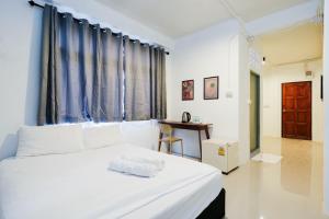 a white bed in a room with a window at zNAP Ekkamai BTS เอกมัย 42 in Bangkok