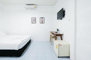 a bedroom with a bed and a desk and a tv at zNAP Ekkamai BTS เอกมัย 42 in Bangkok +48 photos