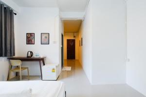 a room with a bed and a desk and a table at zNAP Ekkamai BTS เอกมัย 42 in Bangkok