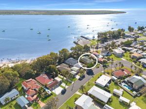 eine Luftaufnahme eines Vororts am Wasser in der Unterkunft Conway in Burrum Heads