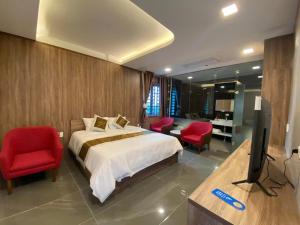 a bedroom with a bed and a flat screen tv at Hải Phát Hotel in Du Xuyên