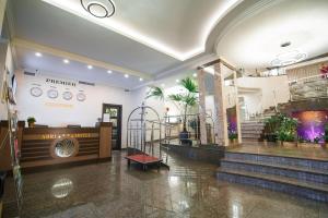 um lobby de um hospital com uma sala de espera em Abri Hotel em Dnipro