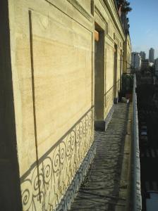 巴黎的住宿－佩林南陽台兩臥室公寓，人行道,旁边是一座带围栏的建筑