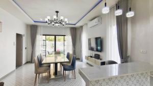 a dining room with a table and chairs at บ้านออมPool villa บางแสน om in Ban Bang Saen (1)