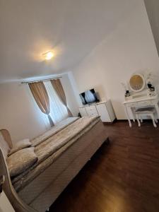 ein Schlafzimmer mit einem großen Bett und einem Fenster in der Unterkunft Duplex Confort Hd in Hunedoara