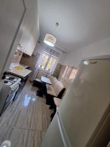 ein Wohnzimmer mit Sofa und Tisch in der Unterkunft Duplex Confort Hd in Hunedoara