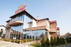 Un bâtiment avec un panneau en haut dans l'établissement Euro Garni Hotel, à Belgrade