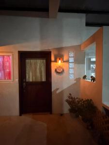 a room with a door and a light on the wall at Apartamento Xeul in Quetzaltenango