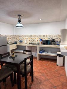 a kitchen with a table and chairs in a room at Apartamento Xeul in Quetzaltenango