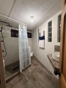 a bathroom with a shower curtain and a sink at Apartamento Xeul in Quetzaltenango +7 photos