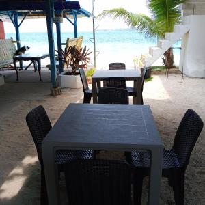 Ein Tisch und Stühle am Strand mit Blick auf das Meer in der Unterkunft CLM Beach Resort in Medellin + 6 Fotos