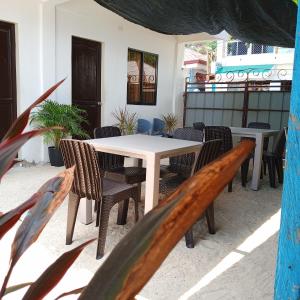 ein weißer Tisch und Stühle auf einer Terrasse in der Unterkunft CLM Beach Resort in Medellin