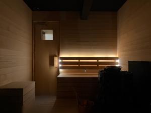 a room with a bench with a light on it at りす村別荘 in Yamanakako