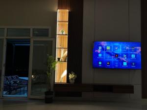 a living room with a flat screen tv on a wall at إستراحة حجيف فيو in Salalah