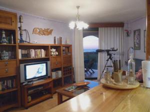 a living room with a television and a table at Apartamento Atlanterra Sol in Zahara de los Atunes +15 photos