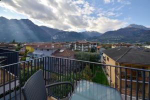 widok z balkonu z górami w tle w obiekcie Hotel San Giorgio w Arco