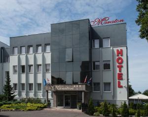 eine Ausstellung des Hotels Niagarafas am See in der Unterkunft Hotel Maraton in Bydgoszcz