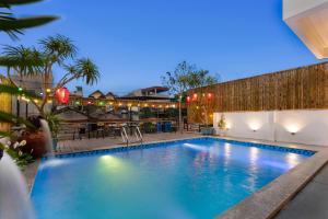 a swimming pool at night with lights on a building at TamCoc Golden Mountain Homestay in Vũ Lâm