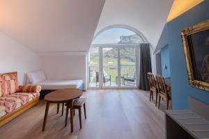 salon z kanapą i stołem w obiekcie Hotel San Giorgio w Arco +145 zdjęć