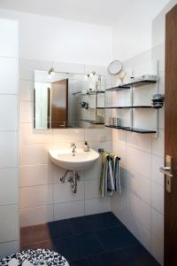 bagno con lavandino e specchio di Ferienwohnung Inge Steinrücken a Winterberg