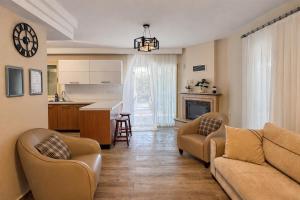 a living room with a couch and a kitchen at Villa Kumsal in Kuşadası