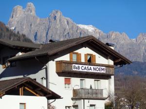 um edifício com um letreiro que diz grande casa nordorf em Casa Noemi Imer em Imer