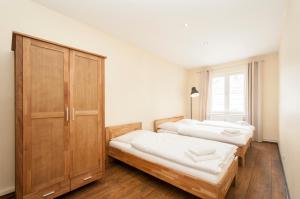 2 camas en una habitación con armarios de madera en Appartement "7up" contacless Check in, en Hamburgo