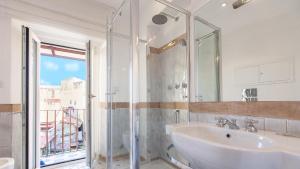 un bagno con lavandino e doccia di Rental in Rome - Scala Suite a Roma Altre 16 foto