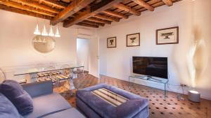 un soggiorno con un divano e una TV di Rental in Rome - Scala Suite a Roma