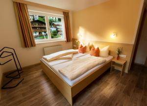 Postel nebo postele na pokoji v ubytování "Quality Hosts Arlberg" Hotel-Gasthof Freisleben