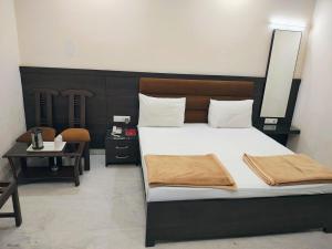 a bedroom with a large bed and a table at Hotel Tara Palace, Chandni Chowk in New Delhi +21 photos