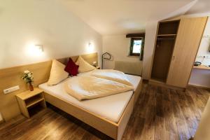 Postel nebo postele na pokoji v ubytování "Quality Hosts Arlberg" Hotel-Gasthof Freisleben