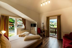 Postel nebo postele na pokoji v ubytování "Quality Hosts Arlberg" Hotel-Gasthof Freisleben