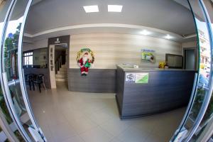 um escritório com uma coroa de Natal na parede em Hotel Contessi em Urussanga