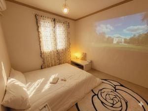 a bedroom with a white bed and a window at 전주한옥마을 스테이네슬 in Jeonju