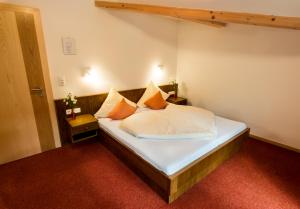 Postel nebo postele na pokoji v ubytování "Quality Hosts Arlberg" Hotel-Gasthof Freisleben