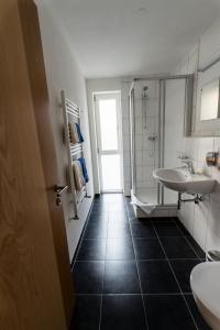 聖安東阿爾貝格的住宿－"Quality Hosts Arlberg" Hotel-Gasthof Freisleben，一间带水槽、淋浴和卫生间的浴室