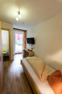 TV a/nebo společenská místnost v ubytování "Quality Hosts Arlberg" Hotel-Gasthof Freisleben