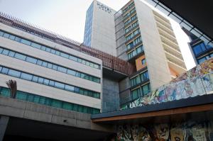 dos edificios altos con graffiti a su lado en VIP Executive Arts Hotel, en Lisboa