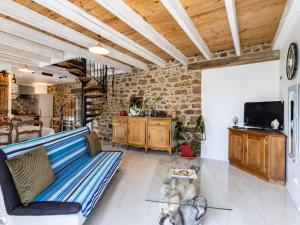 a living room with a couch and two dogs at Maison Vintage de Kerlipot in Ploubezre