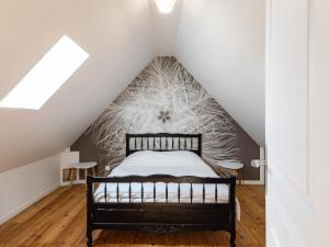 a bedroom with a bed in a attic at Maison Vintage de Kerlipot in Ploubezre