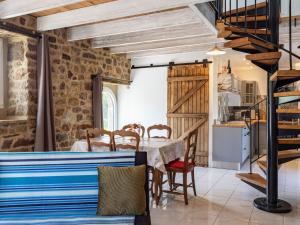 a kitchen and dining room with a table and chairs at Maison Vintage de Kerlipot in Ploubezre