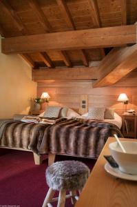 A bed or beds in a room at Chalets Montana Airelles