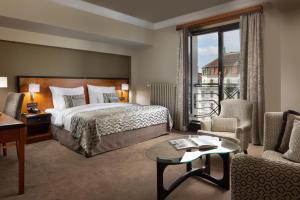 ein Hotelzimmer mit Bett und Balkon in der Unterkunft Jalta Boutique Hotel in Prag