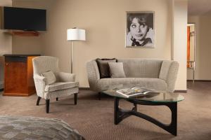 ein Wohnzimmer mit Sofa, Tisch und Stühlen in der Unterkunft Jalta Boutique Hotel in Prag