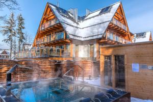 dom z basenem przed nim w obiekcie udanypobyt Apartament Sky SPA w Zakopanem