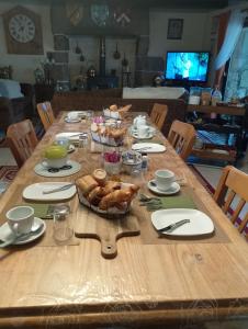 ein Holztisch mit Essen und Brot darauf in der Unterkunft Four chimneys in Treffrin + 13 Fotos