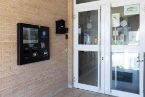a ticket machine on the side of a brick building at Hostal 82 in Olías del Rey