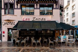 a bunch of chairs sitting in front of a hotel at Les Initiés in Rouen
